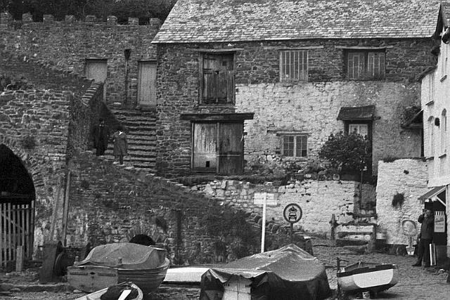 clovelly.jpg - No motor vehicles up the steps - cyclists, at your own risk.