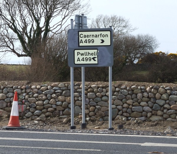 clynnog-fawr.jpg - Completely and utterly f-ed up a sign?  Use some grey paint, insulation tape and a couple of spare chevron stickers, and no-one will ever know...